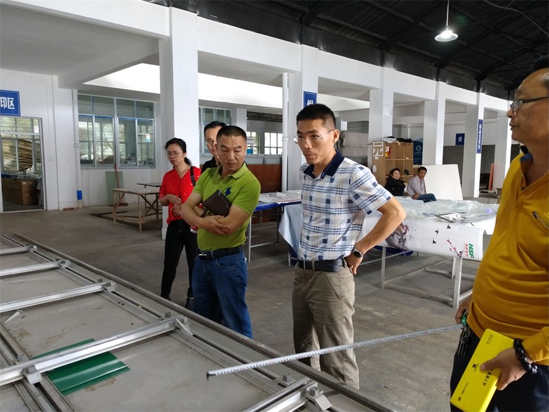 副總經理張德志匯報標識牌結構和制作工藝.jpg