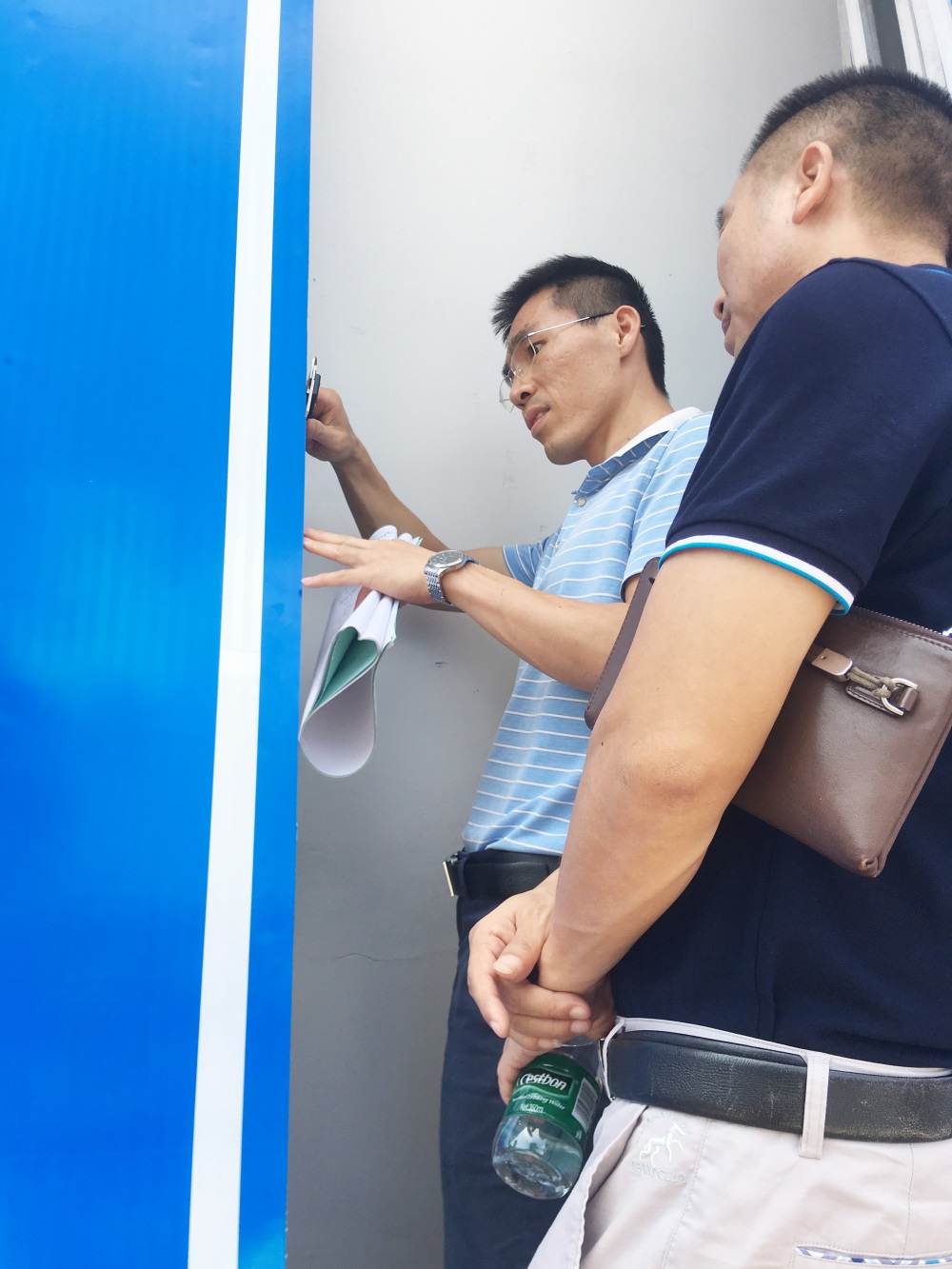 2肖輝雄調研員、王國鵬主任對成品尺寸測量核對.JPG
