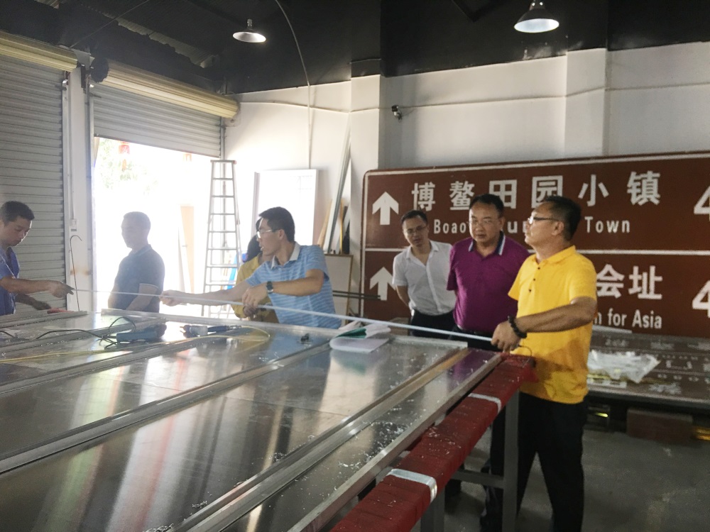 5副總經理張德志介紹標識牌制作工藝、尺寸并測量核對.JPG