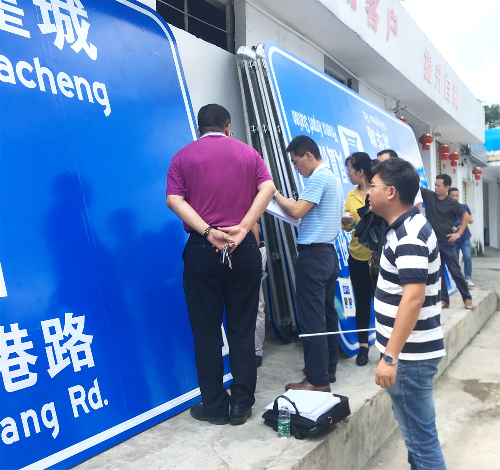 3王國鵬主任核對成品細節.JPG